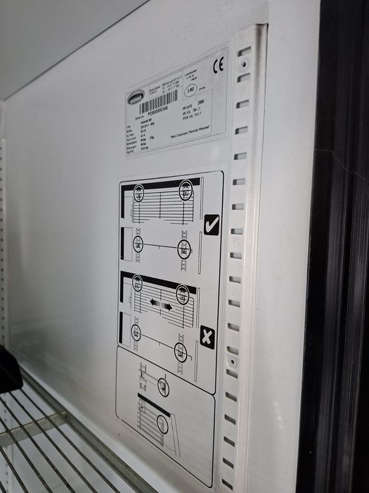 Хладилна витрина с две врати