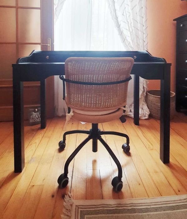 Set Vintage IKEA: Birou lemn masiv Leksvik negru + Scaun rotativ ratan Gregor (Retro/Rar)