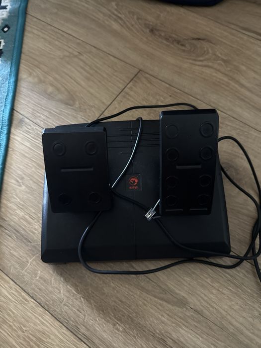 Playstation 4 la pachet cu 2 joystick uri+volan+ pedale+20 jocuri