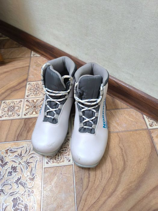 Лыжи в комплекте имеется ботинки