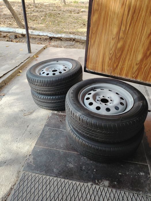 Продам заводские диски с шинами от приоры!!