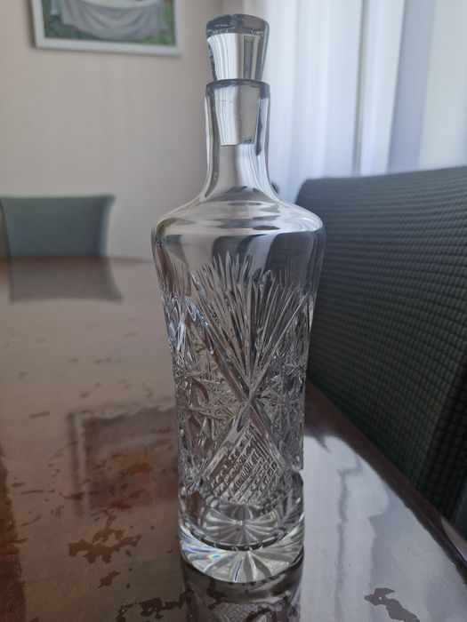 Продам хрустальный графин с рюмками и бокалы