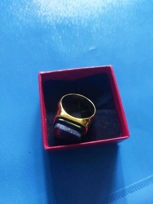 Inel vintage din metal comun aurit cu lapislazuli