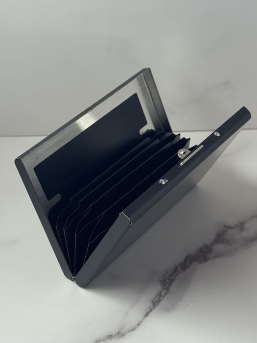 Невероятен нов метален RFID калъф за карти с 6 отделения