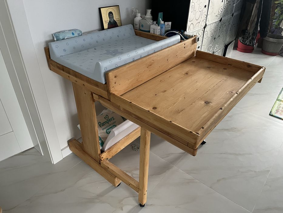 Masa de schimbati bebelusi din lemn masiv cu blat rabatabil pentru cad