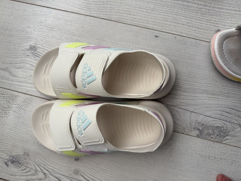 Оригинални сандали Адидас номер 33 с подарък сандали Mat Star номер 33