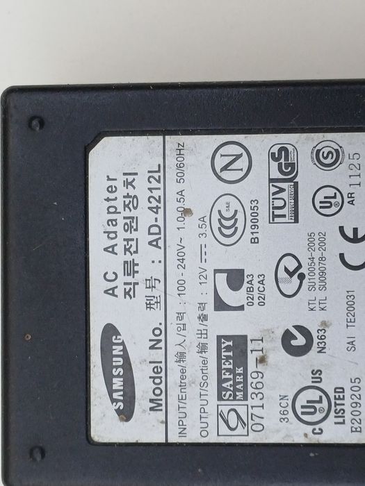 Alimentator Samsung 12v 3,5A perfect functional
Cablul de alimentare este inclus in pret