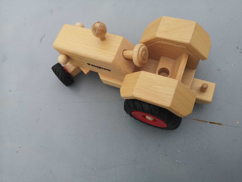 jucarie din lemn de fag, tractor
