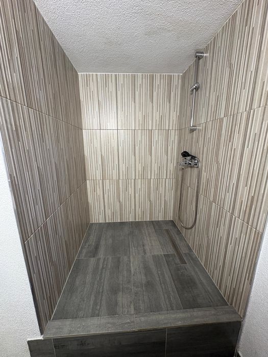 Inchiriez apartament cu 3 camere in vila