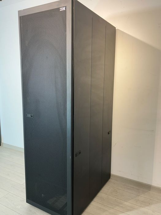 Rack Server IBM de Podea pe Roți, Dulap Cabinet Închis