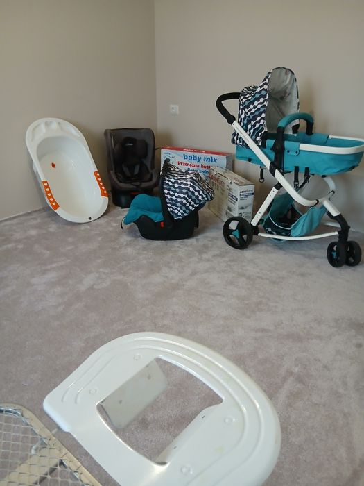 Cărucior de bebe ,scaun de masina ,cantar  și cadita