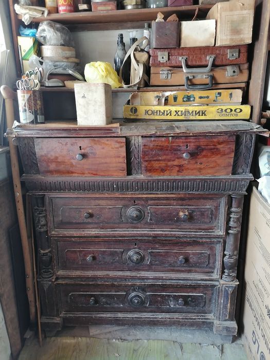 Старинный деревянный комод
