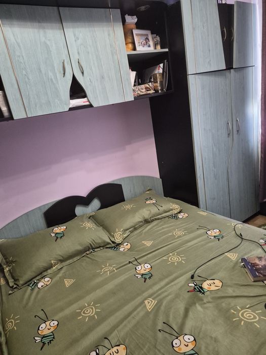 Vând dormitor cu pat încadrat