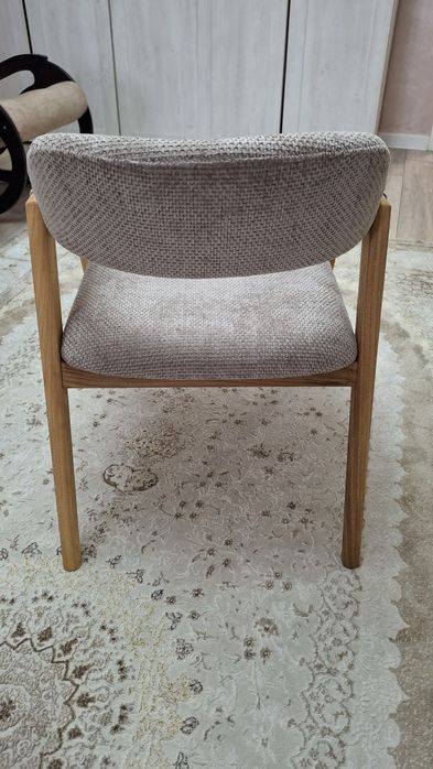 Стулья-кресло мягкие.