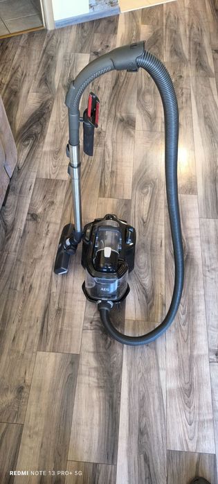 Продавам прахосмукачка AEG като нова!