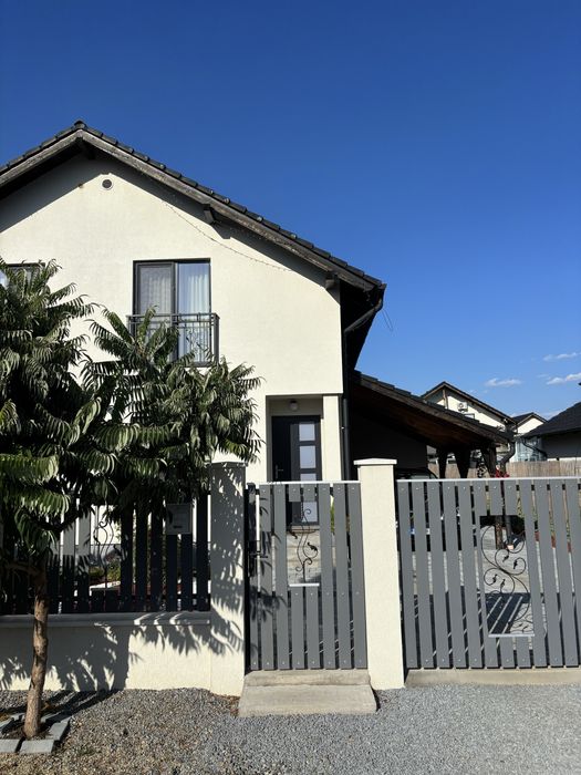 Vând casă duplex 3 camere + living, finisată, utilată și mobilată complet, 94 mp, teren 250 mp, Sancrai