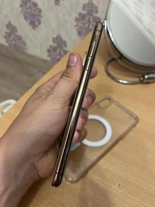 Iphone xs max gold
