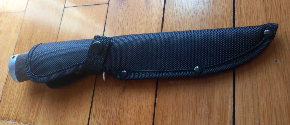 Cutit cu gravura pe lama