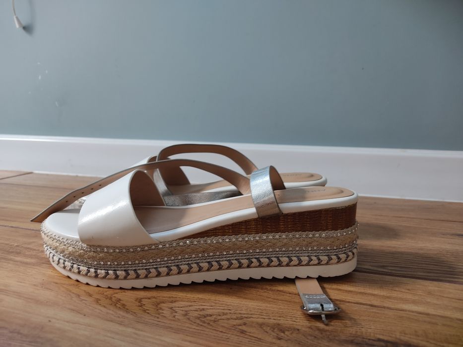 Дамски бели сандали