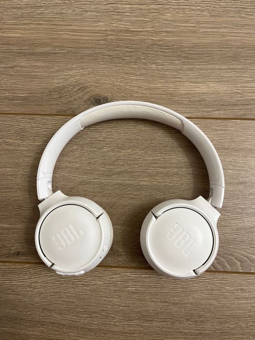 JBL TUNE 520 BT белые