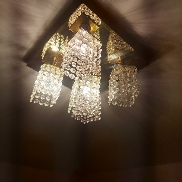 Продавам полилей с 5 лампи