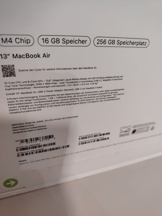 Laptop Apple 2025 MacBook Air 13,6", cu procesor Apple M4, 10 nuclee C