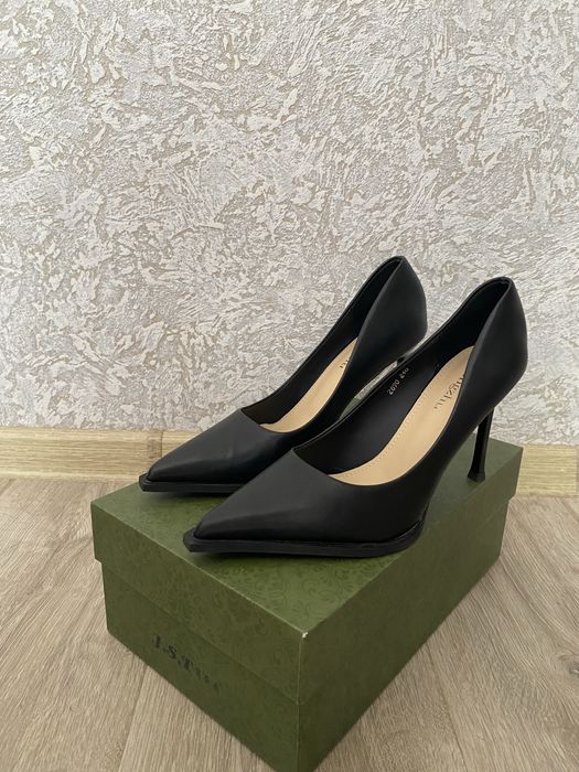 Корпаротывный и повсдневный туфли