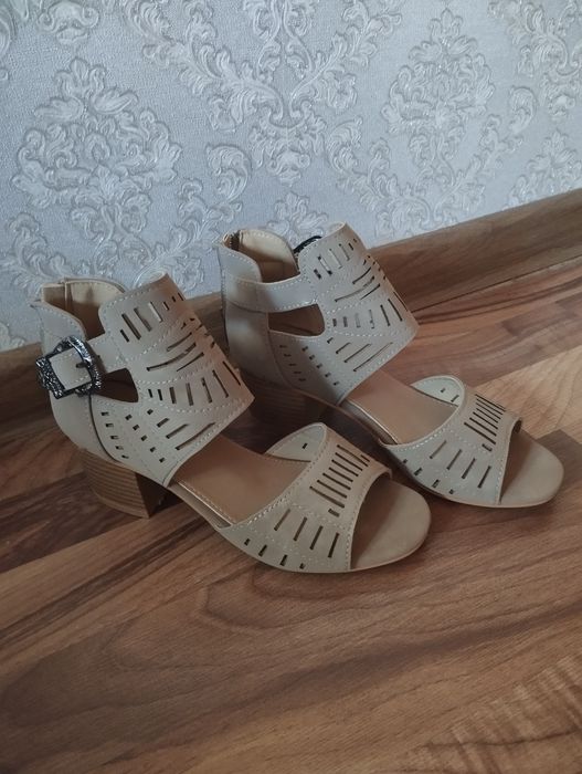 Босоножки новые 36 разм.