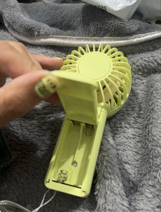 Мини преносим вентилатор на батерии