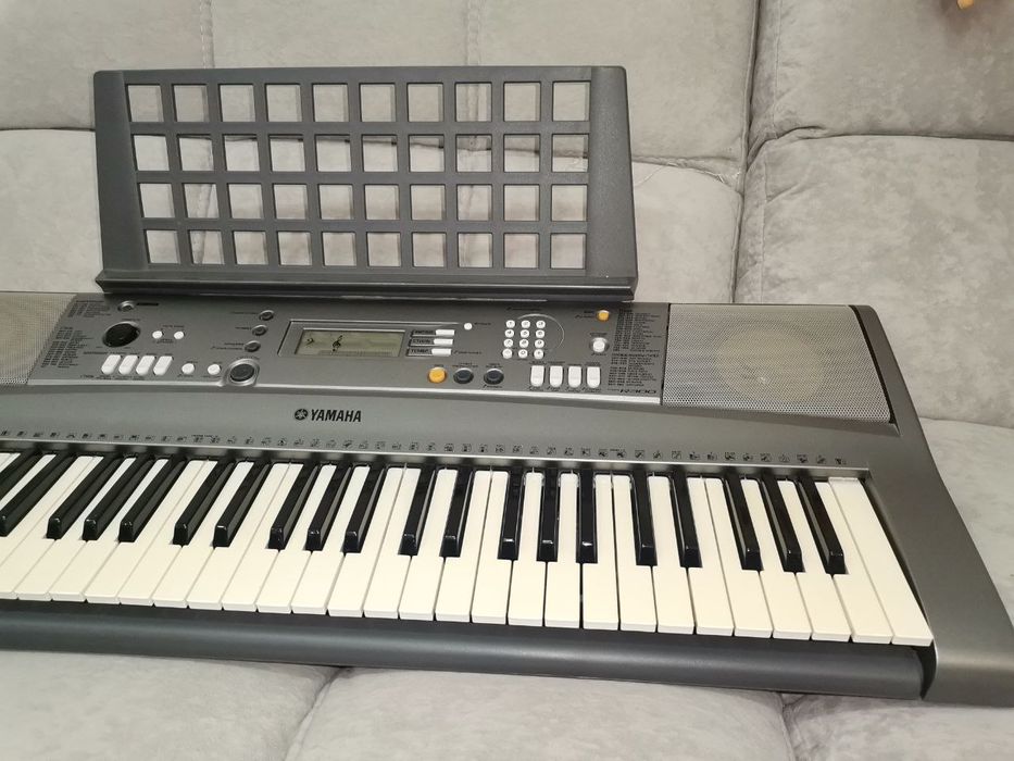 Прожам синтезатор Yamaha PSR R300