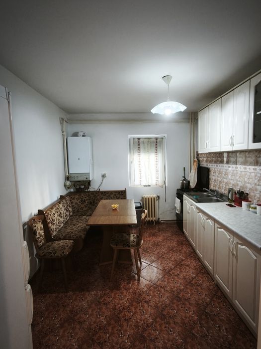 Închiriez apartament cu 3 camere in zona Nord/ Mall