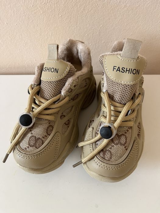 Детские кроссовки со скидкой