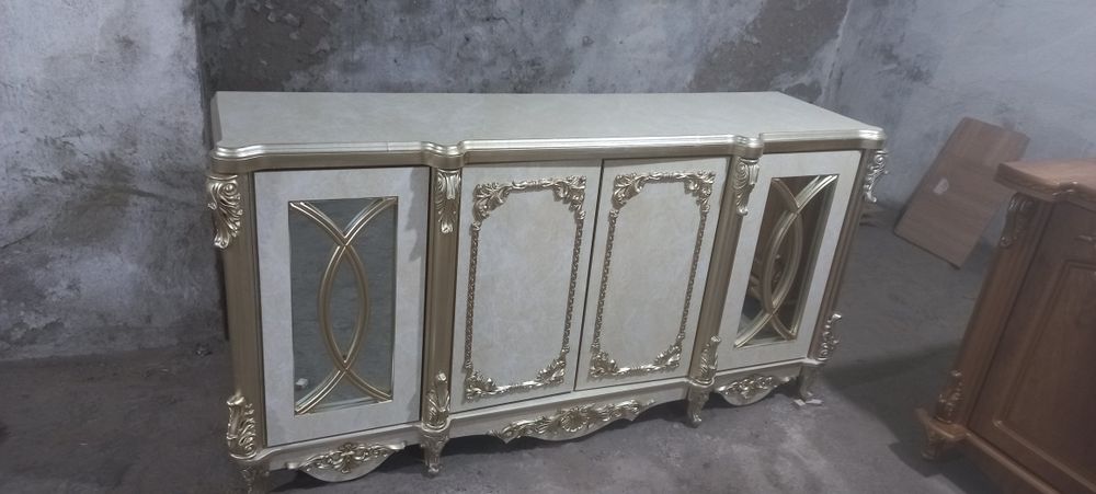 Shoxona uslubda kamod va tosh oynalar