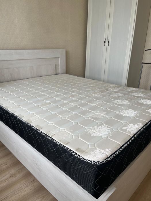 Продам кровать с матрасом…….