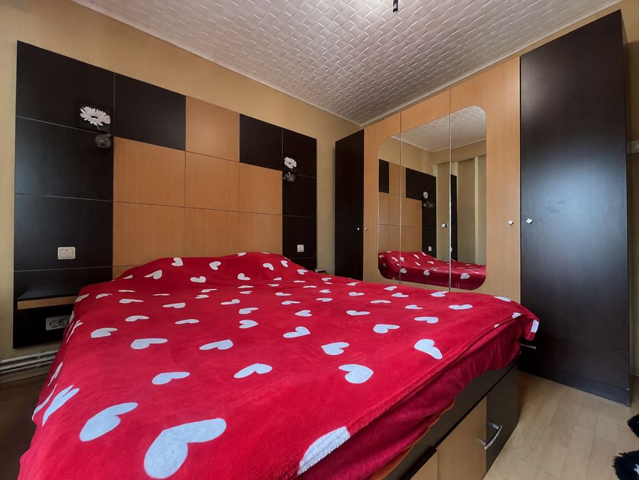 Vând apartament în Arad zona confectii 4 camere 2 băi hol mare 2 balcoane și bucatarie recent reabilitat 123mp centrala etaj 4 din 4