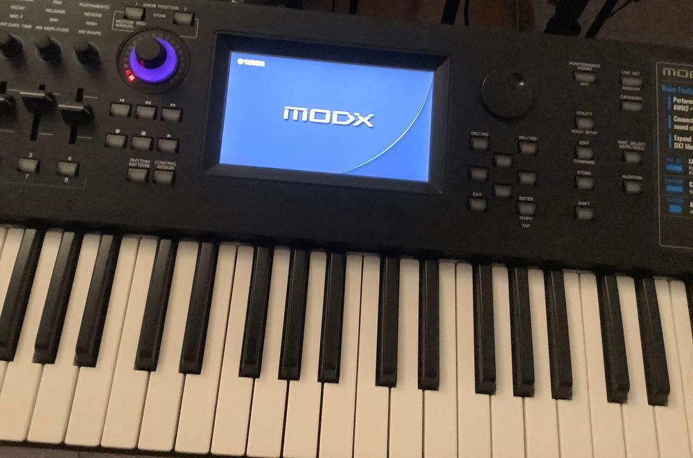 Yamaha synth MODX 6 inclusiv stativ și pedală de sustain.