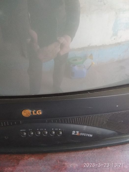 Телевизор LG в идеальном состоянии.