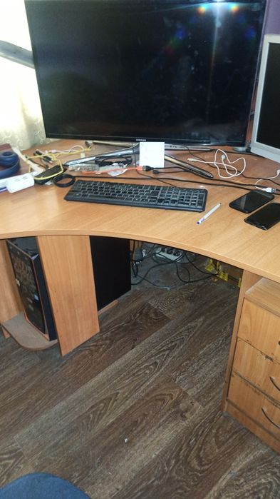 Письменный стол.