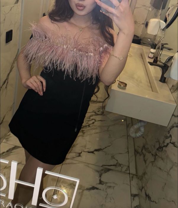 Платье короткое с перьями спереди