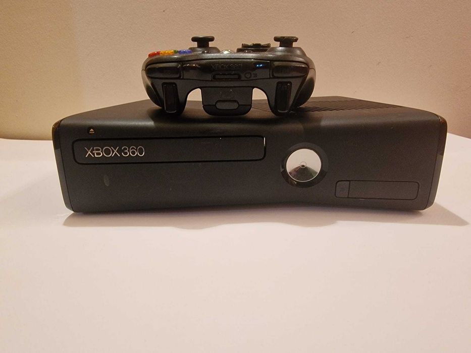 Xbox 360 s modat soft , 320 gb Hdd , 52 jocuri incluse GTA V, MINECRAFT, FIFA