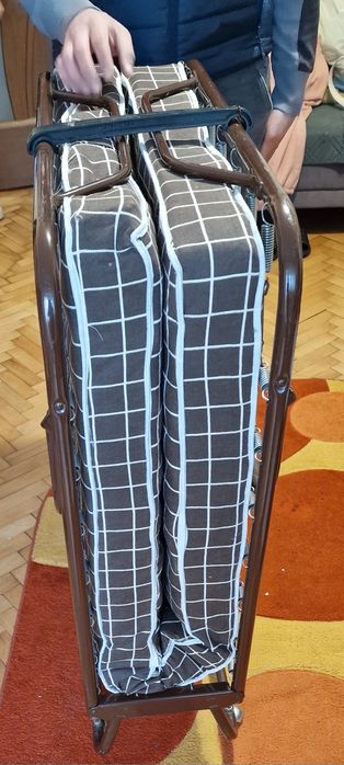 Pat pliant cu saltea inclusă