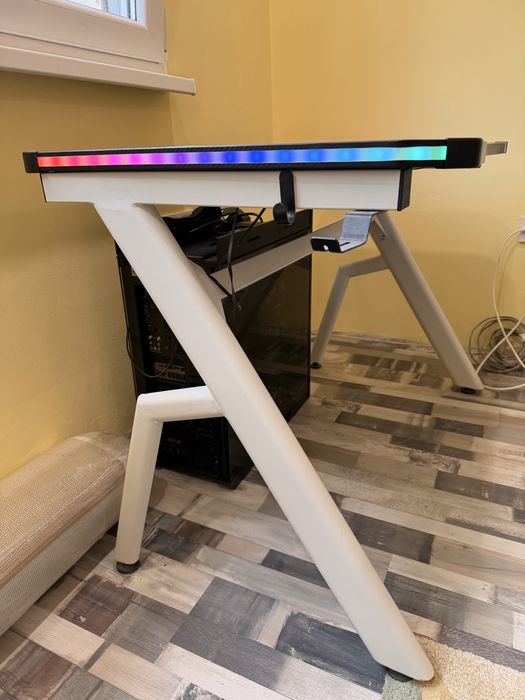 Геймърско бюро с RGB