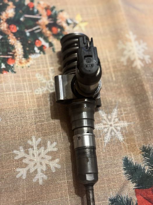 Vând injector Passat B6
