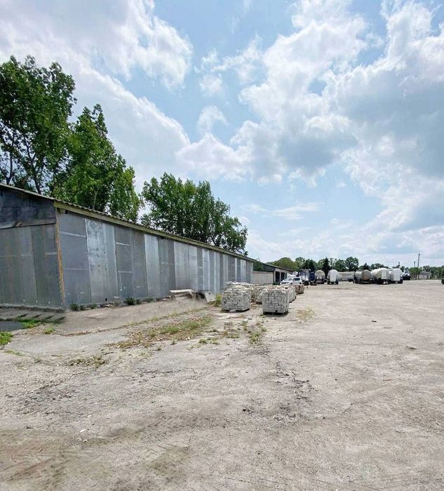 База со своей территорией в городе