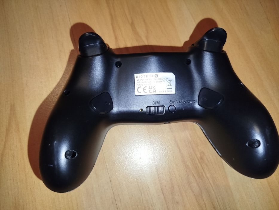 PS4 controller със допълнителни бутони.