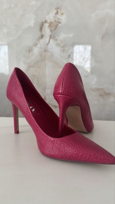 Zara цикламени обувки на висок ток