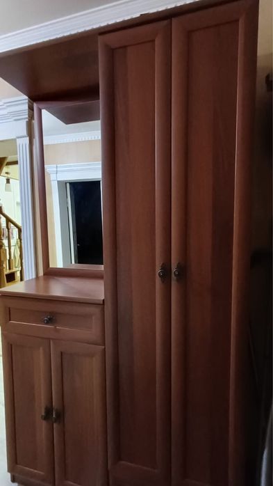 Шкаф коричневый деревяннный