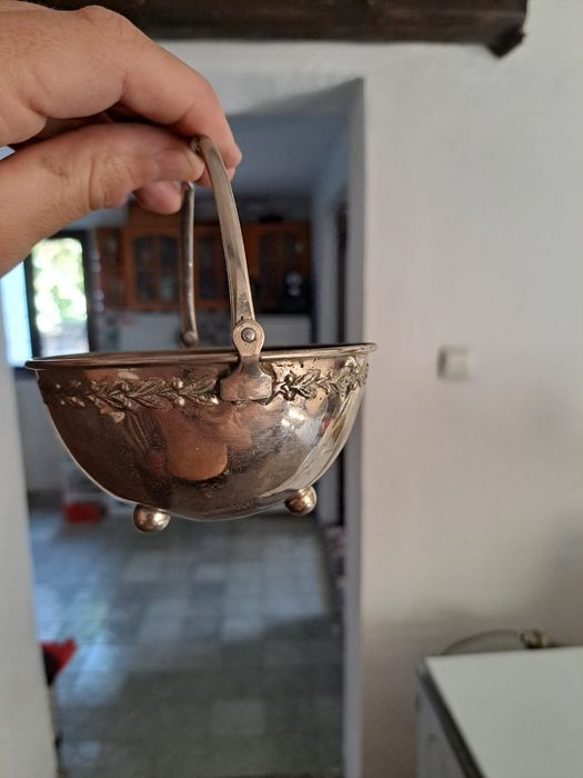 Антикварна метална купа