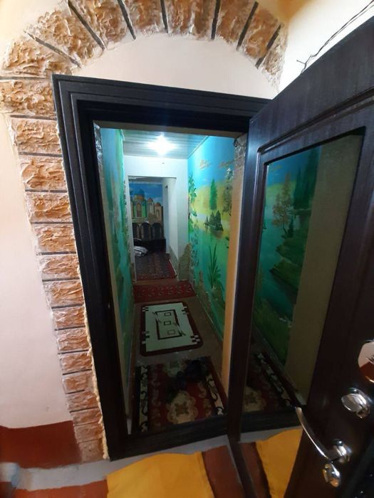 Срочно ижарага берилади 2 хонали 3 этаж 350$ . Адрес Регистон.