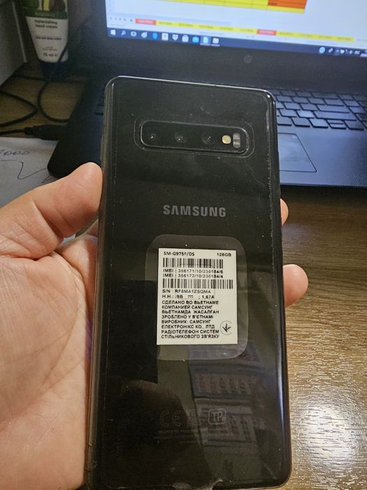 Продам телефон Samsung S10плюс